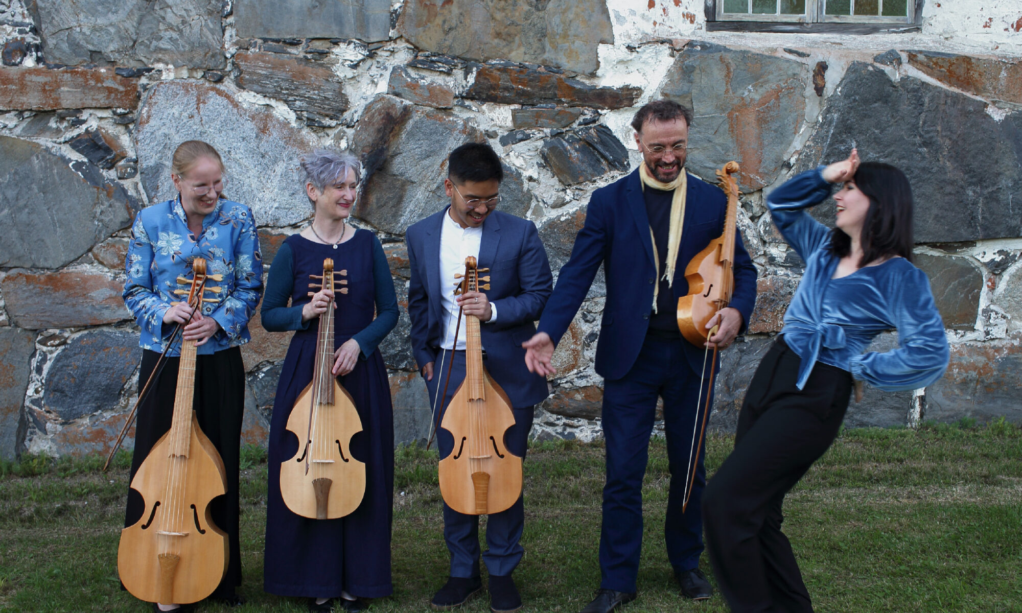 Members of the Linarol Consort with singer Héloïse Bernard posing for a picture
