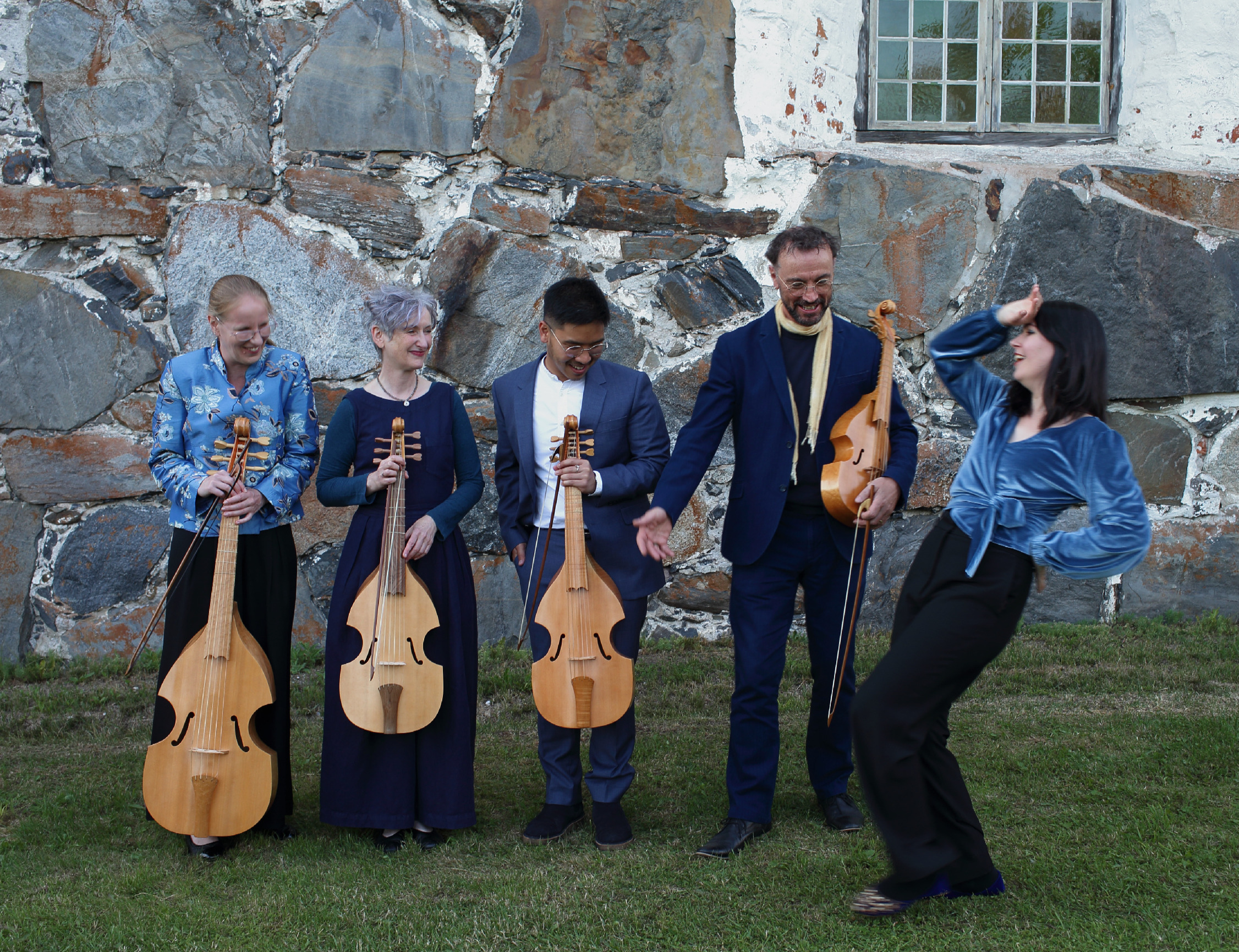 Members of the Linarol Consort with singer Héloïse Bernard posing for a picture
